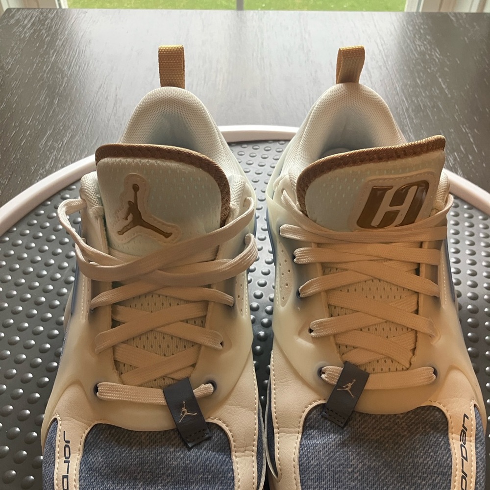 Air Jordan Heir 'Denim'
FZ2471-104 Women’s basketball shoes, worn very little